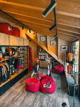 Mammutí obchůdek v Malé Úpě Zastavte se jsme tu každý den 9-17 hod.🦣 @mammut