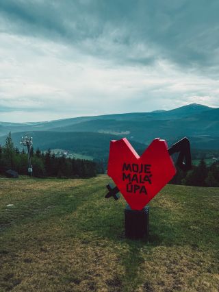 V zimně sem jede vlek, v létě musíte po svých, ale za ty výhledy to stojí. Jedno ♥️ najdete i kousek nad obchodem Mammut🦣